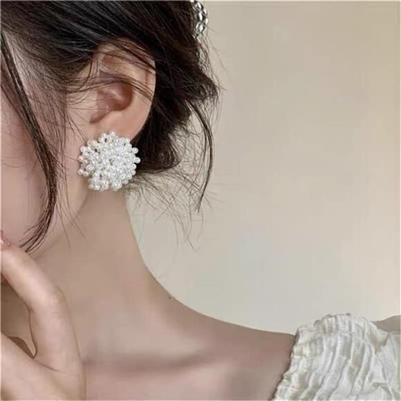 🌸 Cute Flower Pearl Stud Earrings | Lightweight & Elegant Gift Idea 🌸 - Picture 1 of 6